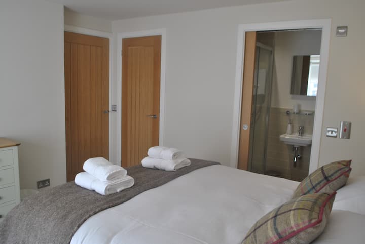 ห้องนอนใหญ่พร้อมห้องน้ำในตัว 