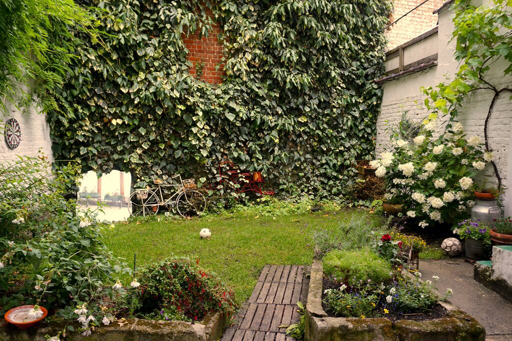 Jardin 40m2 sans vis à vis avec petite terrasse dallée.