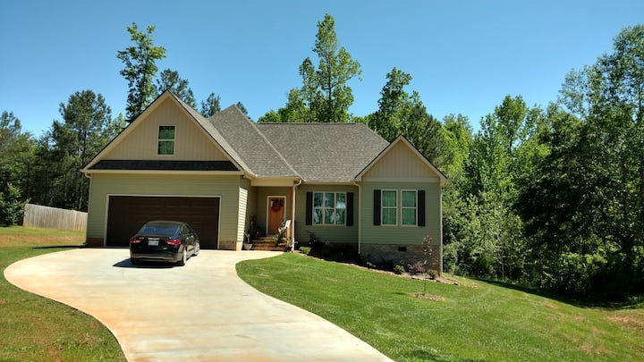 Quiet Neighborhood, 11 miles from Memorial Stadium