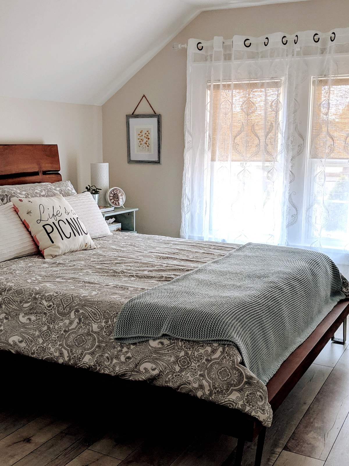 Првата спална соба има сосема нов душек од мемориска пена од 12 инчи, квалитетна постелнина, многу пријатна и прилагодлива. Оваа спална соба има поглед на улица. 