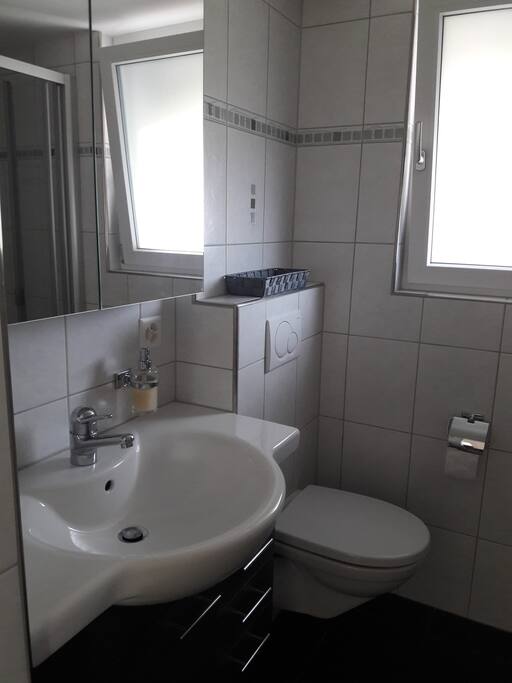 Badezimmer mit Dusche