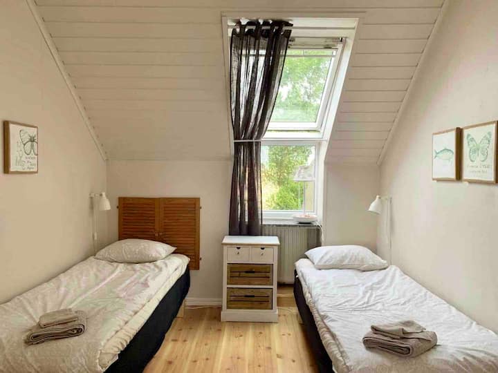 卧室配备两张单人床 