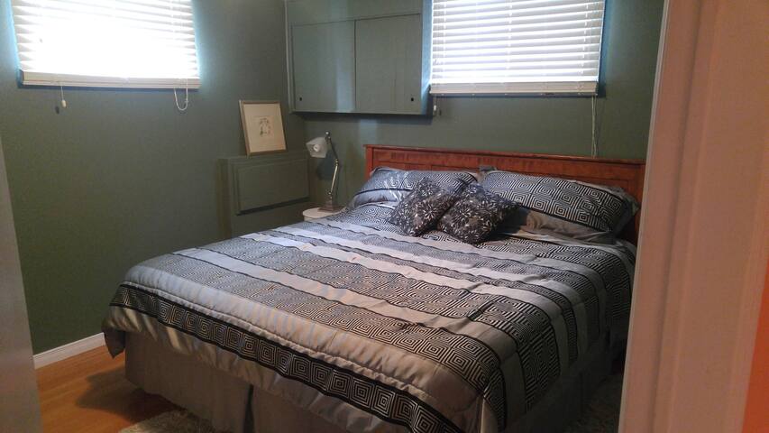 PRIVATE Apartment Mins to Hamilton Airport w/prkng