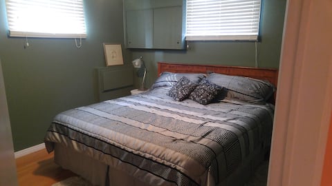 PRIVATE Apartment Mins to Hamilton Airport w/prkng