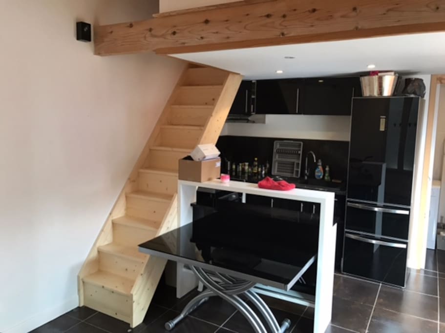 NOUVEAU printemps 2017!! mezzanine fermée et sécurisée, véritable escalier neuf avec rambarde de sécurité.