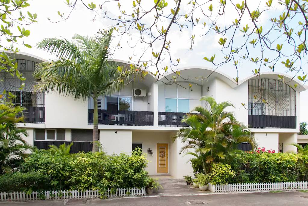 Front of Court Manor complex- 6 units
