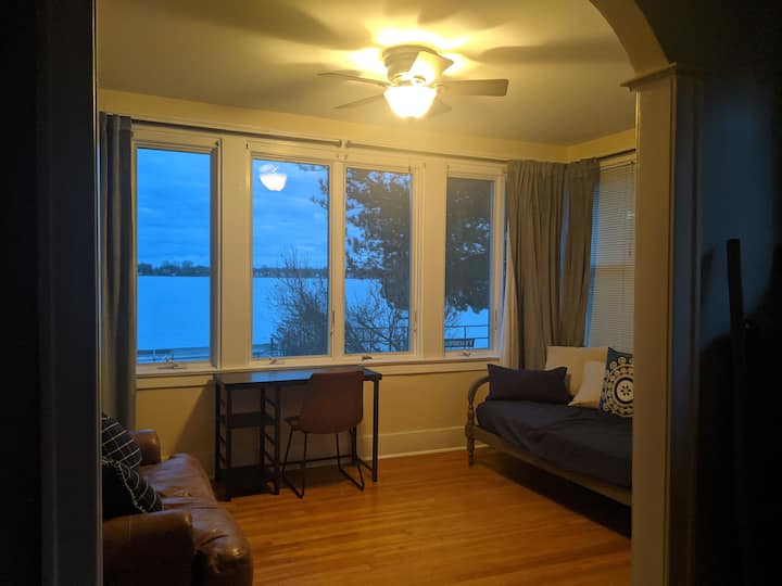 Otvoreni sunroon
Drugi prostor za spavanje
Dnevni krevet Dvostruki sklopivi kreveti Bračni krevet
(širine 150-179 cm)
 