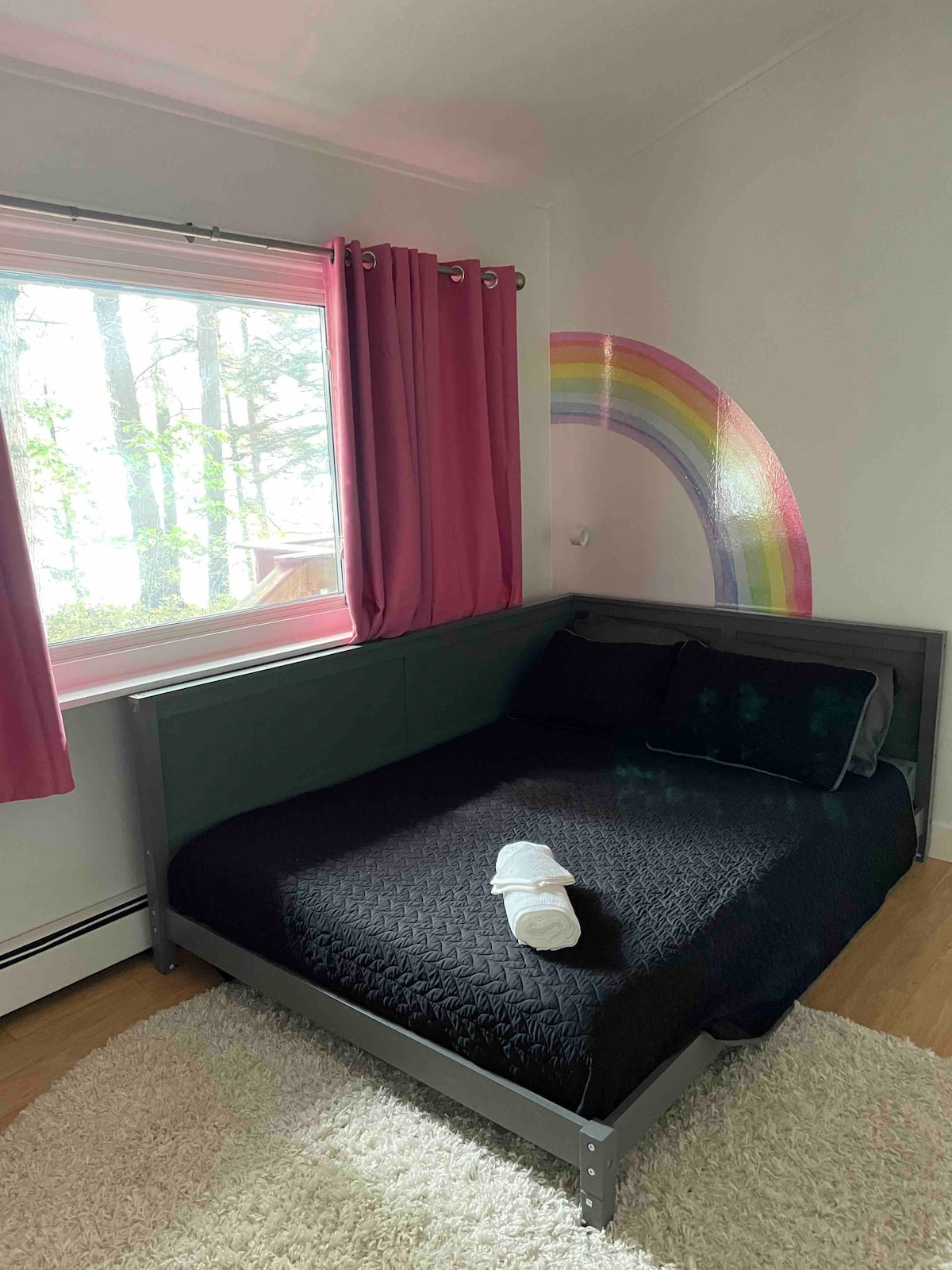 Tembea kupitia chumba cha kulala - chumba cha 3 cha kulala. Kitanda cha mchana cha ukubwa kamili. 