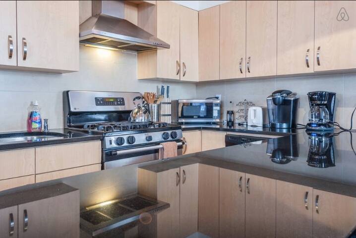 HUGE 2500 sq. ft. Loft in SoHo/Little Italy gallery image 5