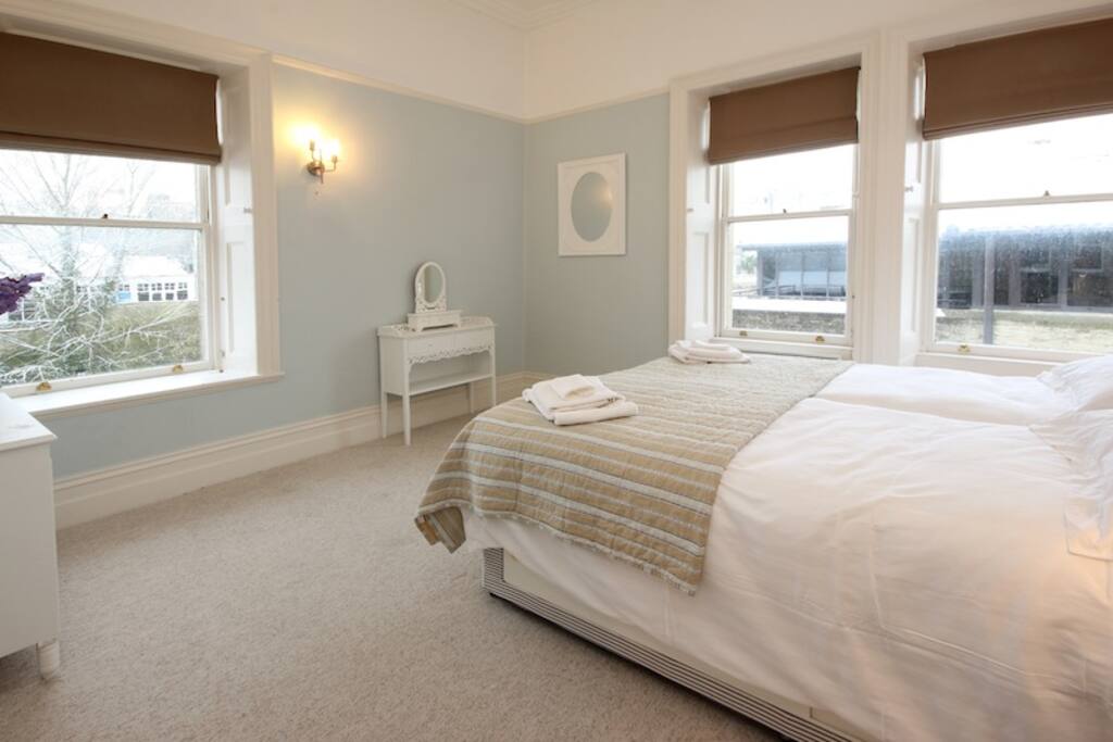 King or Twin bed Option