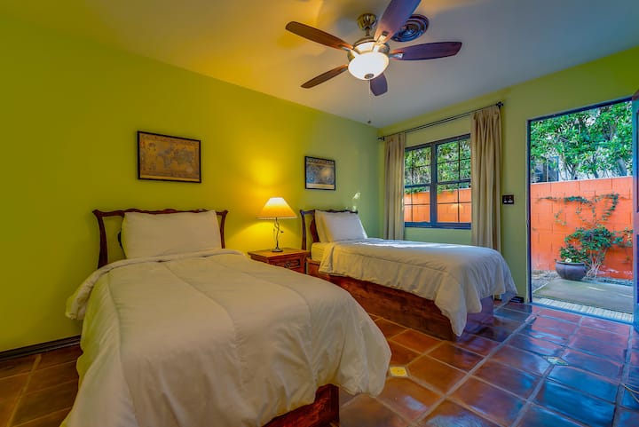 Dormitorio 3 con acceso directo al patio trasero.