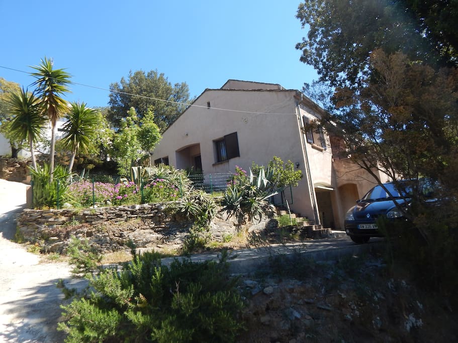 La villa nichée au cœur du maquis et à seulement 1,5 km de la plage.