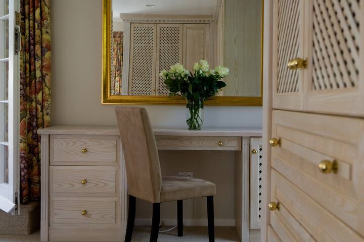 Large 5 bed Constantia Villa with pool and garden gallery image 5