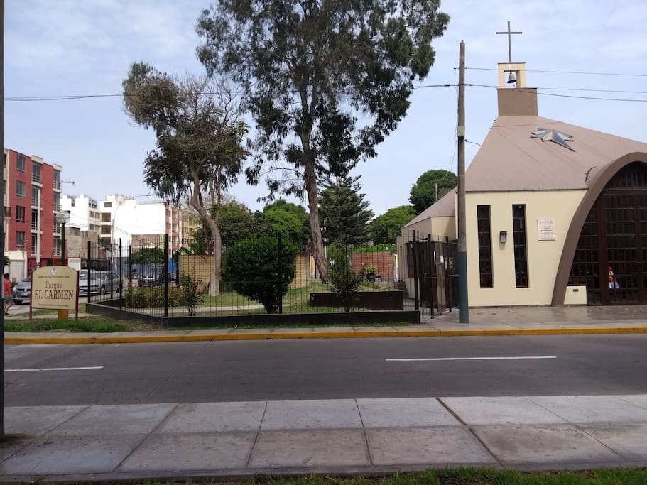 El edificio rojo de la izquierda cerca a la capilla de la Virgen de Carmen