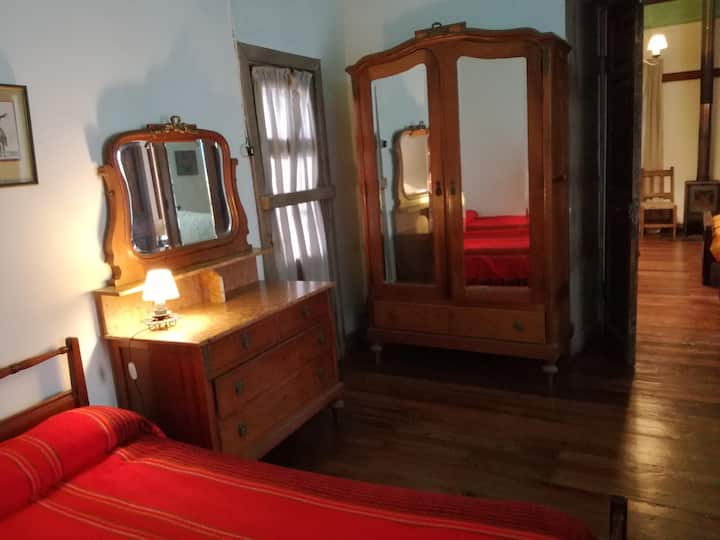 Spavaća soba 1  s 2 1 sjedala i 1 bračnim krevetom 