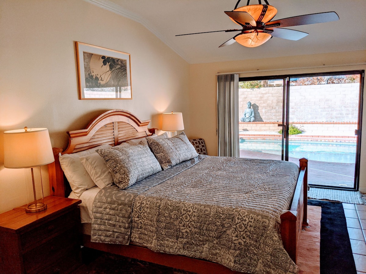 Dormitorio principal con vistas a la piscina.