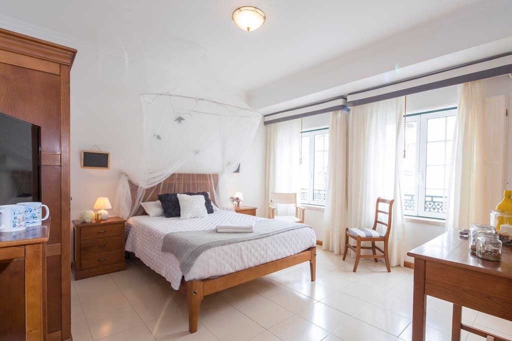 Casa do Quico - studio with bed, two chairs, wardrobe, boudoir and mirror, flat TV set, free wifi and more