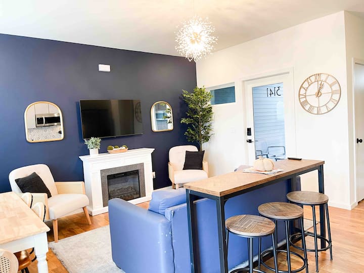 Soggiorno con divano letto e tavolo da pranzo e bar con posti a sedere sufficienti per tutto il gruppo!