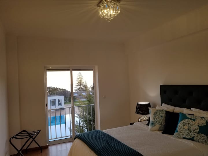 Dormitorio principal con vistas a la piscina y al océano