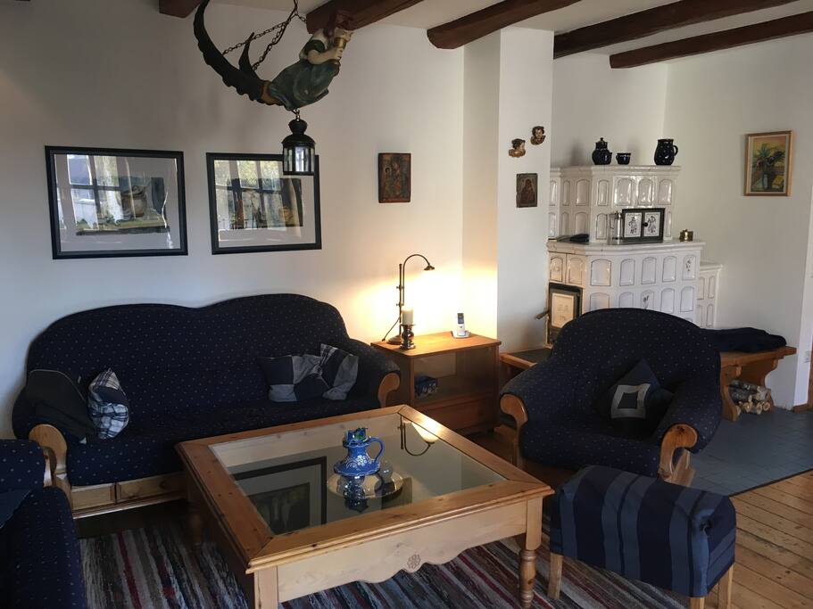 Wohnzimmer mit Kachelofen