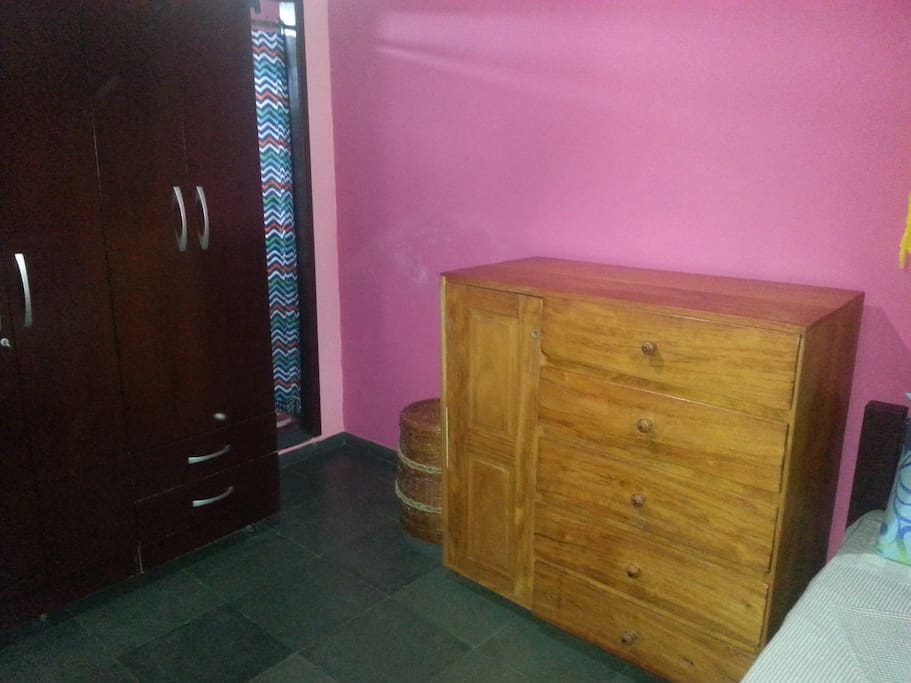 Suíte com guarda -roupa de seis portas + uma cômodas com cinco gavetas.