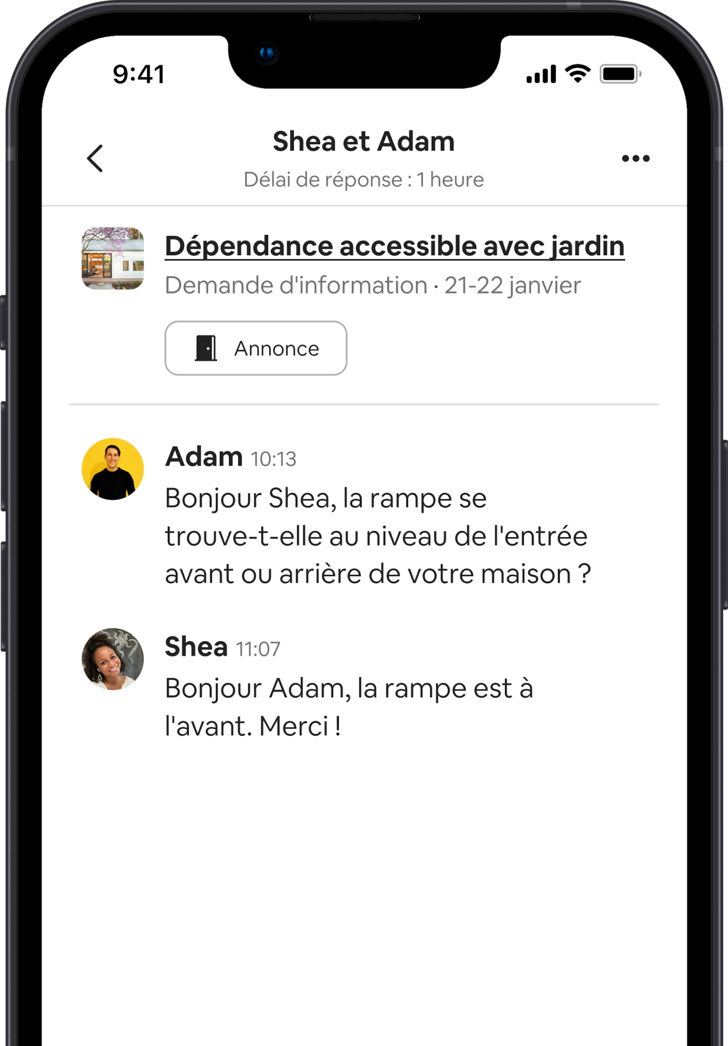 Un téléphone portable affiche des messages entre un hôte qui décrit son logement comme étant accessible et un voyageur qui souhaite en savoir plus. Le message du voyageur est le suivant : « Bonjour Shea, est-ce que la rampe est dans l'entrée ou à l'arrière de la maison ? ». La réponse de l'hôte est la suivante : « Bonjour Adam, la rampe est dans l'entrée. Merci ! ».