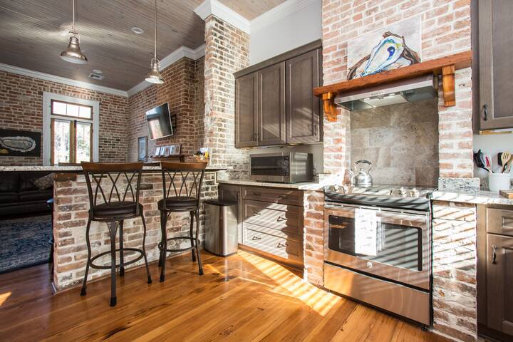 Rare French Quarter 3BR, 3.5BA w/Roof Terrace! gallery image 4