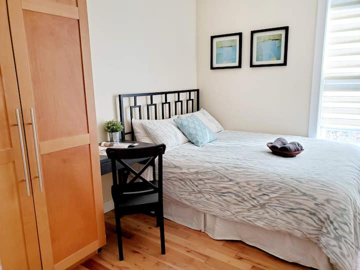 Tretia útulná spálňa s manželskou posteľou Queen a písacím stolom