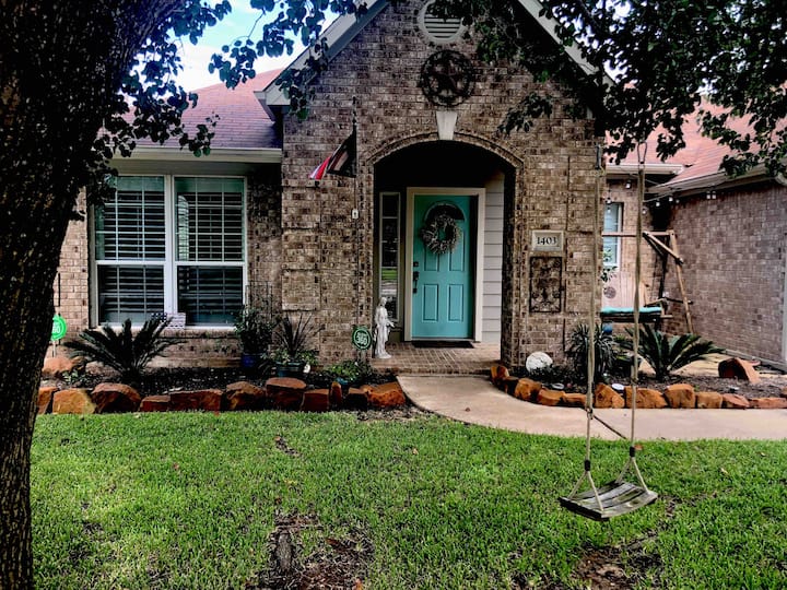 Beach Vibes, Hill Country Skies - Family Getaway - Cedar Park, TX