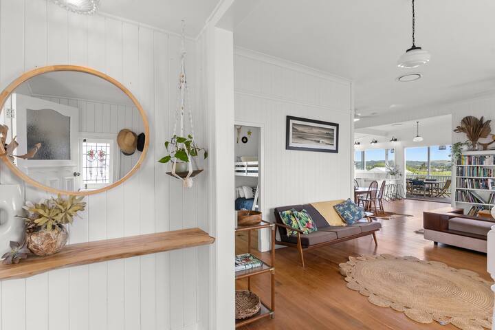 Beautiful Bangalow abode w/ views and pool gallery image 4