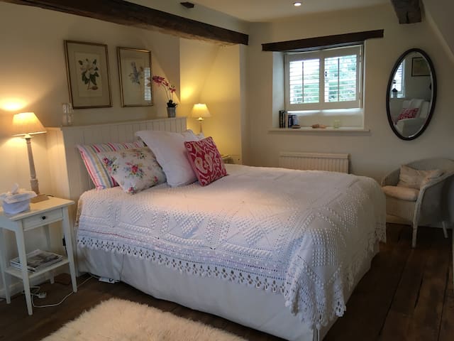 Charming Cotswold cottage on The Green