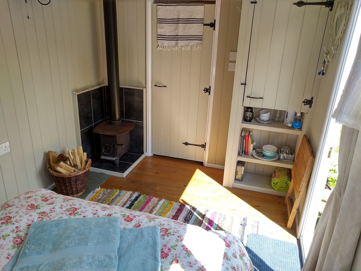 เตาเผาไม้ชากาแฟจานและชามสำหรับอาหารเช้า  ตั้งแคมป์พอชที่เป็นที่ยอดเยี่ยมที่สุด!