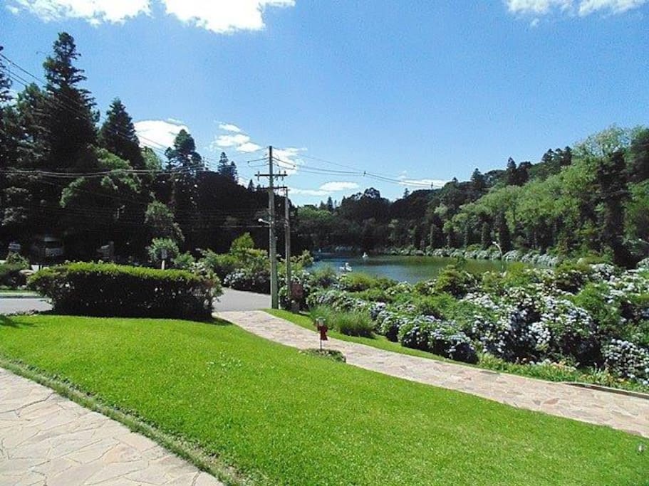 Jardim da frente com vista para o Lago Negro
