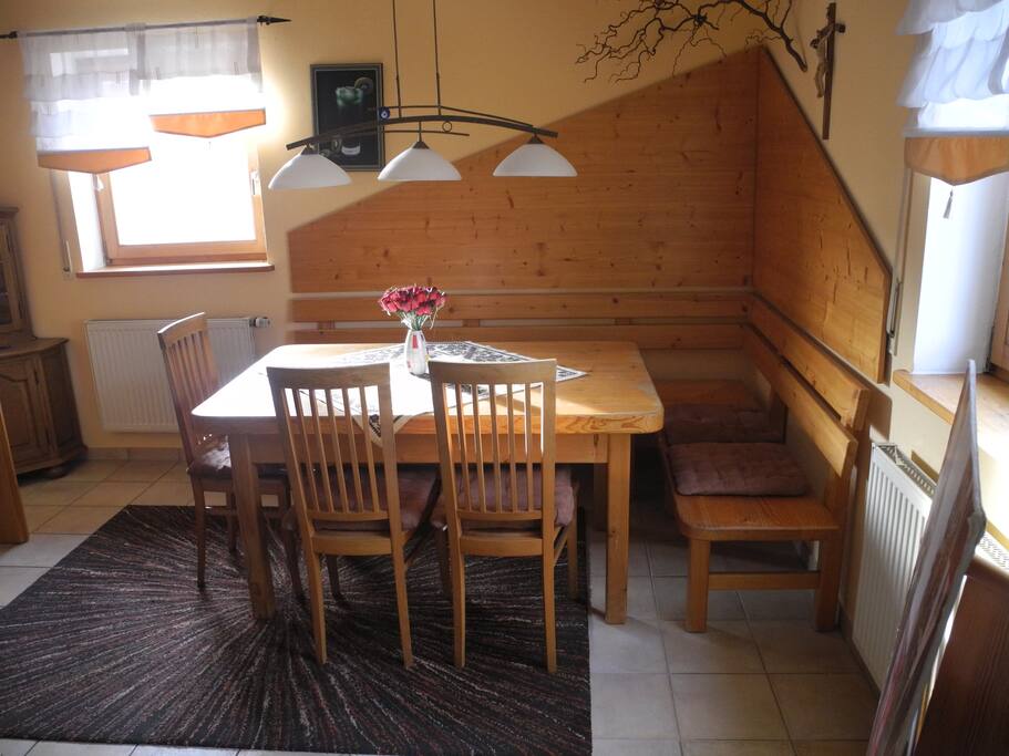 Esstisch in der Wohnküche.
Dining table in the eat-in kitchen.