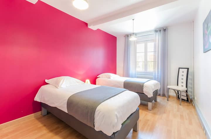 Малина спалня на приземния етаж, със съблекалня