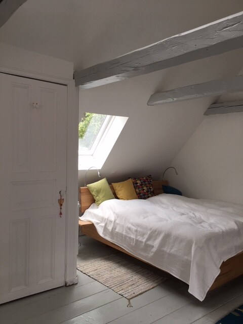 Lijep bračni krevet s 2 madraca od 90 cm