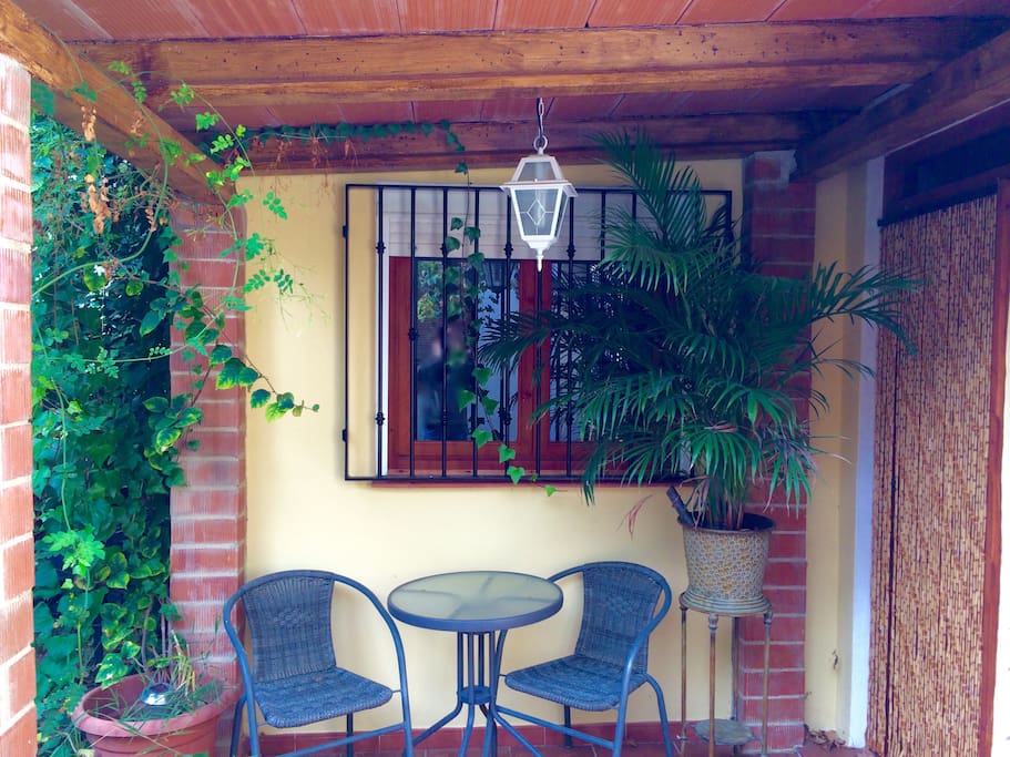 Puerta entrada a la casa desde el jardín