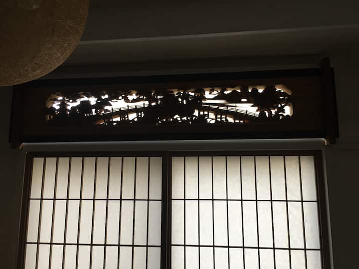寝室のトランスムウィンドウ