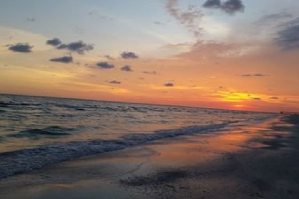 Madeira Beach, less than 100 steps to amazing sunsets and peace