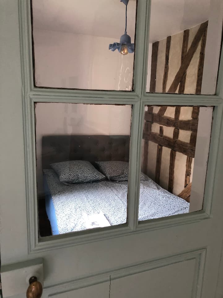 ¡La pequeña habitación con una cama doble (140 cm), con acceso único a través de la Habitación 1!
