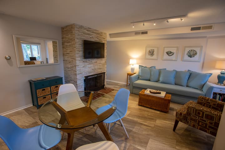 Vous pouvez regarder vos programmes préférés sur une télévision intelligente 4K à définition complète avec plus d'une centaine de chaînes câblées.  Avec le DVR, vous pouvez enregistrer vos programmes afin de ne pas avoir à manquer la plage ! ! La cheminée est idéale pour les nuits d'automne et d'hiver froides !