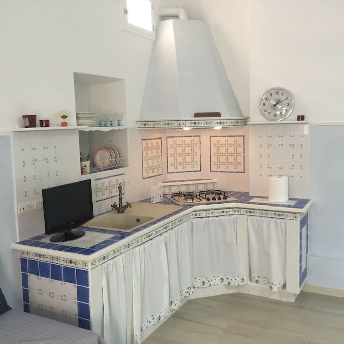 Cucina in muratura, attrezzata. Disponibile per la stanza piu grande.