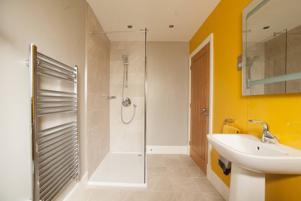 En-suite for double-bedded bedroom