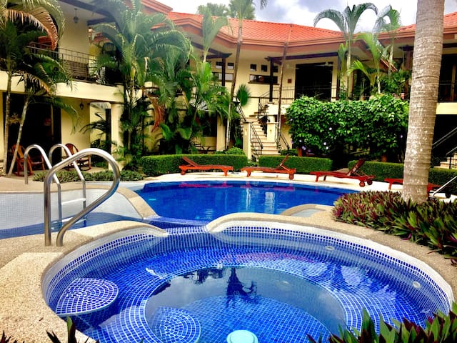 Lush, Tropical, Best Value condo w Pools & Jacuzzi
