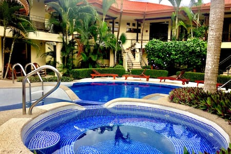 Lush, Tropical Best Value Condo w Pools & Jacuzzi