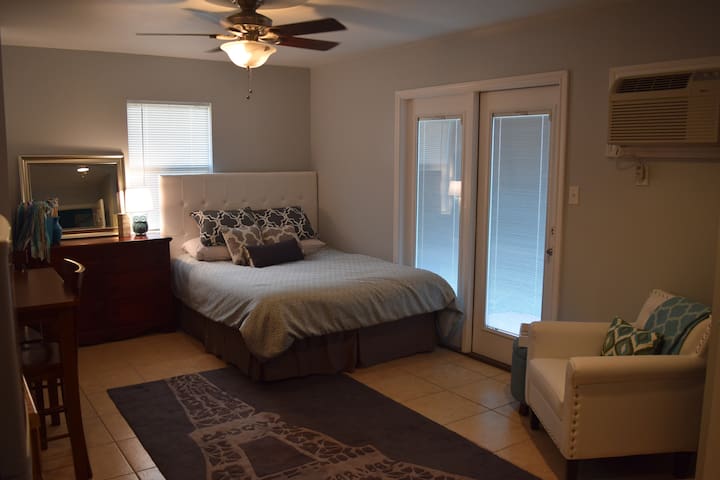 Private & Cute Backyard Apartment – Walk to Square