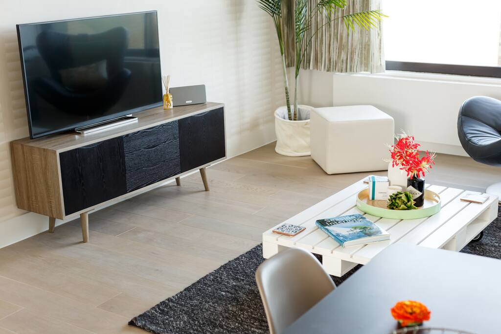 Flat screen TV, wifi and Sonas wireless sound system.