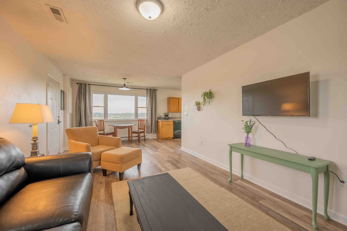 Уютно място, където да се отпуснете и да гледате телевизия или просто да се насладите на естествената светлина, идваща от три посоки. 