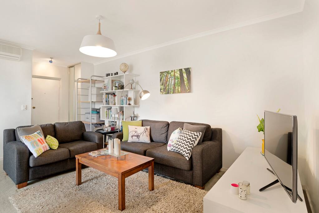Spacious living/dining area with 40" Samsung smart TV