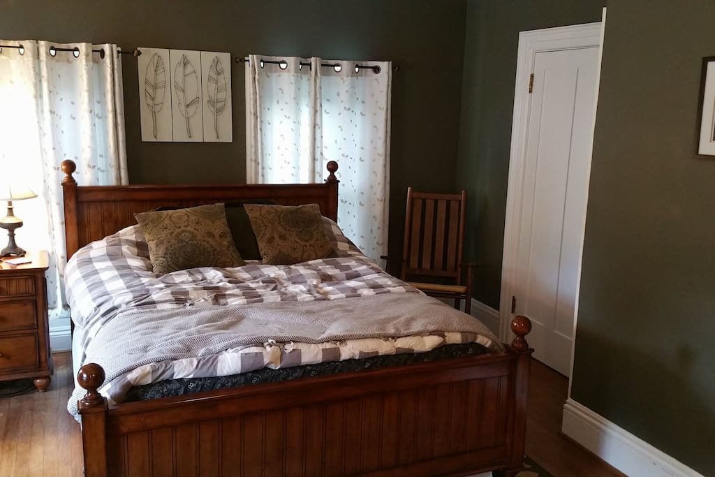 2nd floor queen bedroom